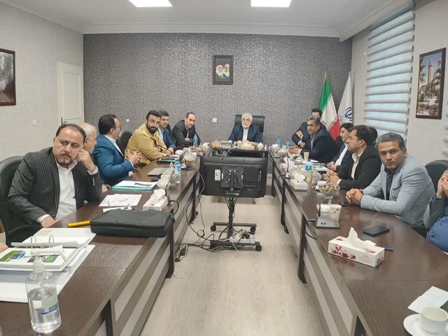 سند ائتلافی احیای جزیره آشوراده در حال تدوین است مدیر عامل سازمان همیاری شهرداریهای استان گلستان با اشاره به تدوین سند ائتلافی احیای جزیره آشوراده، گفت:این سند با رویکرد بهره برداری پایدار جوامع محلی تدوین خواهد شد. به گزارش روابط عمومی سازمان همیاری شهرداریهای استان گلستان، علیرضا پرهان با بیان اینکه جلسه تدوین سند ائتلافی احیای جزیره آشوراده با رویکرد بهره برداری پایدار جوامع محلی با همراهی دستگاه های اجرایی ذیربط و در زمان بندی مشخص به ریاست استاندار گلستان برگزار شد، افزود: این سند جهت بهره برداری پایدار از جزیره آشوراده حرکت در راستای حفظ محیط زیست و در چارچوب مقررات، قوانین و مجوزات صادره ضروری است. وی با تاکید بر اینکه این جلسات تا حصول نتیجه مورد نظر در خصوص احیای جزیره آشوراده بصورت مستمر و با حضور دستگاه های اجرایی استانی و ملی و با حمایت دستگاه نظارتی ادامه دارد، ابراز داشت: بهسازی بافت روستا، استفاده از ظرفیت اردوگاه دانش آموزی، معیشت پایدار، طبیعت گردی، آبزی پروری با تاکید بر موضوعات محیط زیستی در تدوین این سند ائتلافی مورد توجه است. گفتنی است در این جلسه برنامه ها و اقدامات دستگاه های اجرایی با حضور استاندار گلستان بررسی و مرور و برنامه اقدامات مورد نظر در آینده نیز به مدیران حاضر اعلام شد.